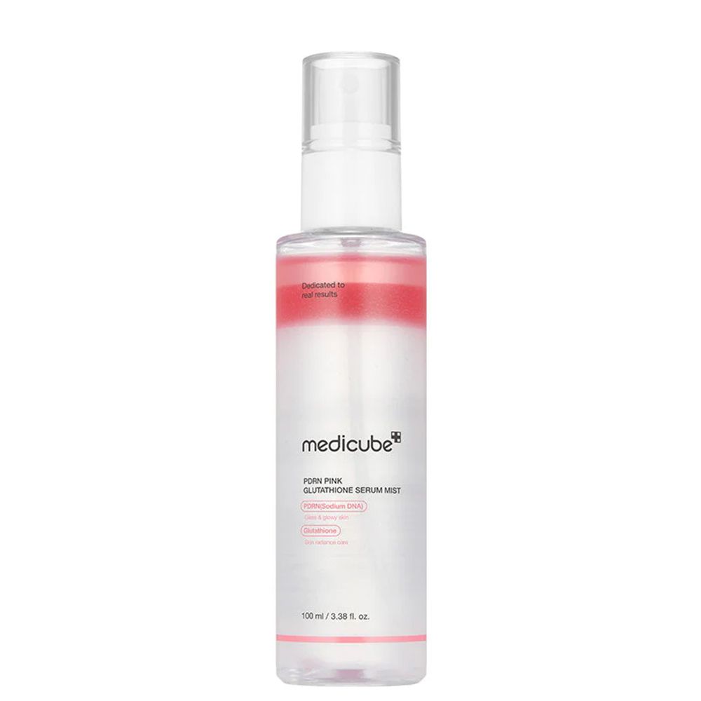 Medicube PDRN Pink Glutathione Serum Mist fles met pompspraykop. Heldere vloeistof met roze laag bovenin.