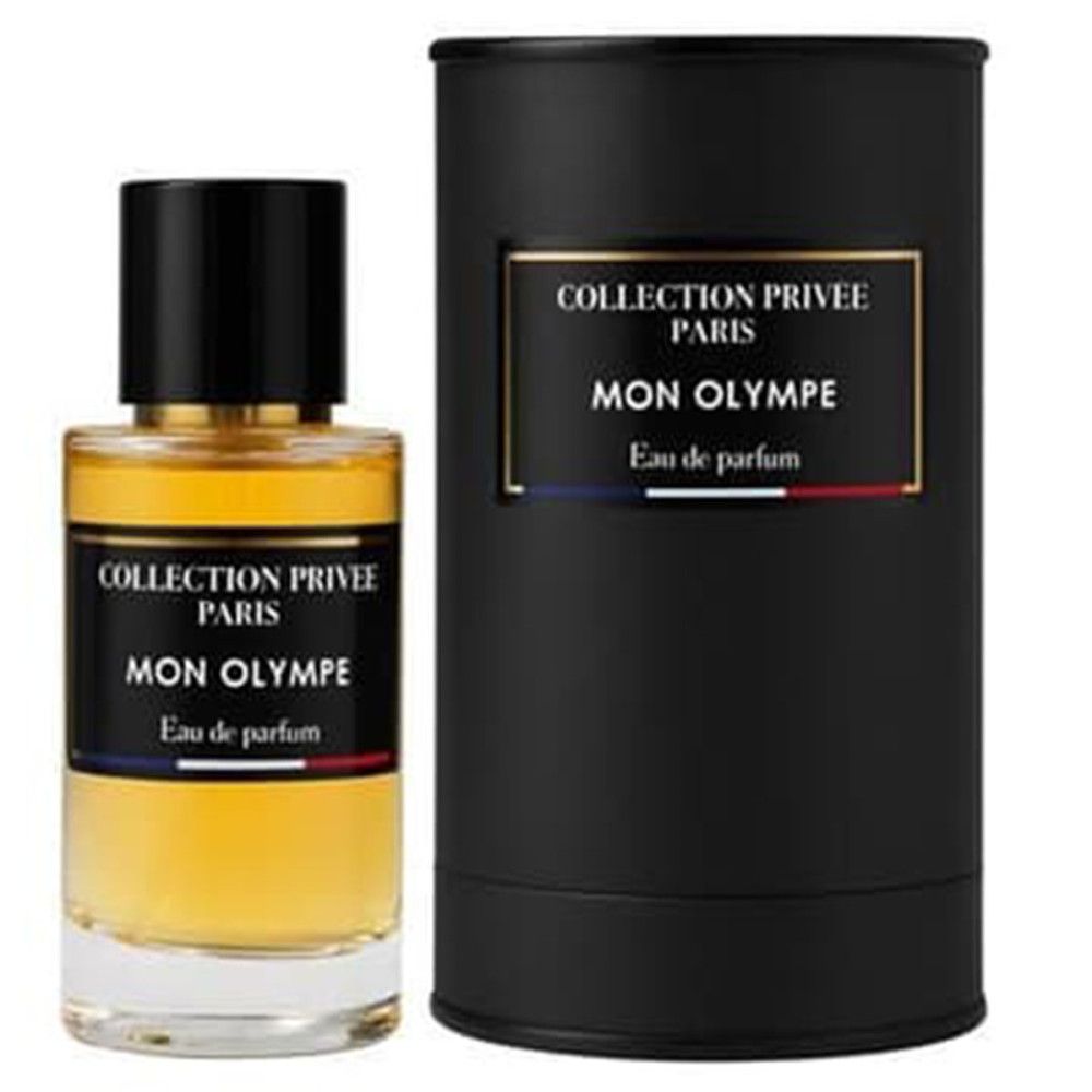 Parfumfles naast zwarte cilindrische verpakking. Zwart etiket met witte tekst: Collection Privée Paris, Mon Olympe, Eau de parfum. Vlag.
