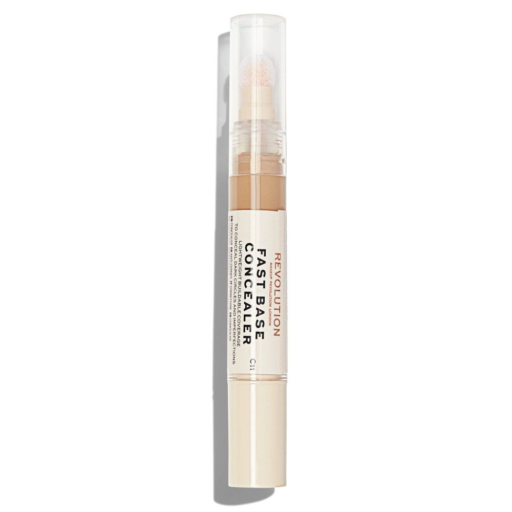 Concealer en bâton avec applicateur éponge. Nom du produit et marque visibles.
