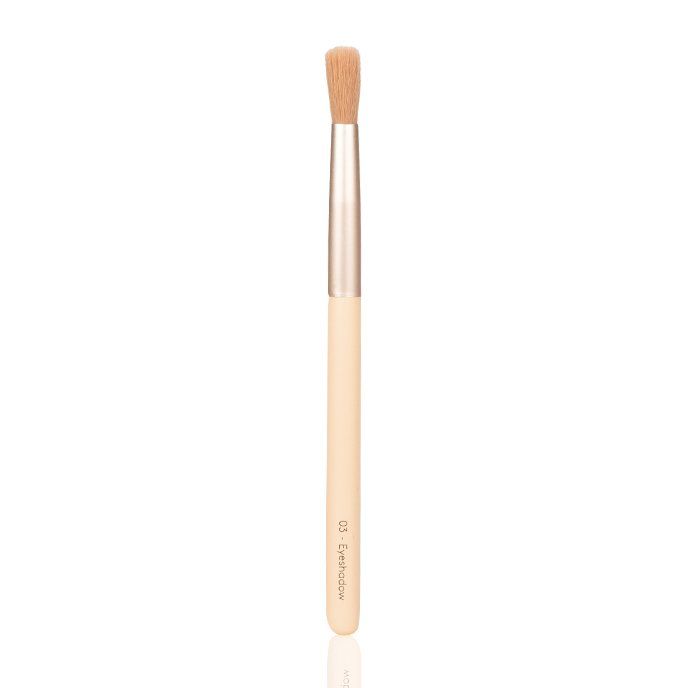 Oogschaduwkwast met beige handvat en gouden huls. Op het handvat staat '03 - Eyeshadow'.