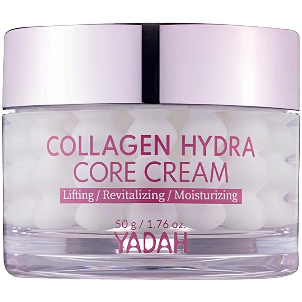 Pot de crème avec couvercle rose. Inscription: Collagen Hydra Core Creme. Texte: Lifting / Revitalizing / Moisturizing. Marque: YADAH.