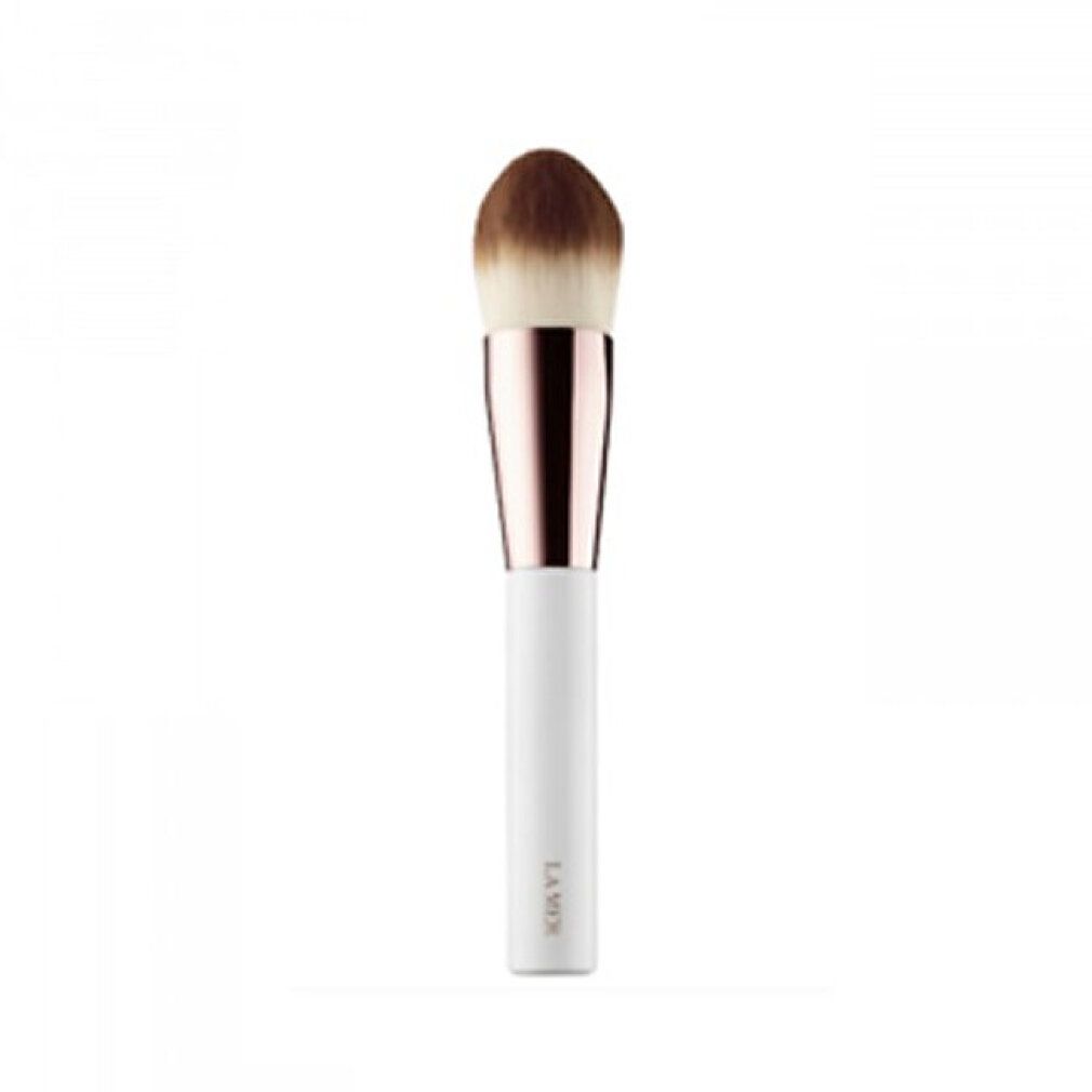 Penseel met witte steel, roségouden ferrule en bruine haren. Op witte achtergrond.