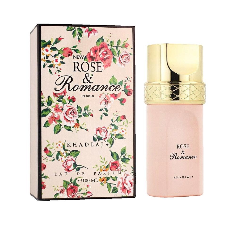 Flacon rose à côté d'une boîte. Inscription "ROSE & Romance" et "KHADLAJ". Boîte à motifs floraux.