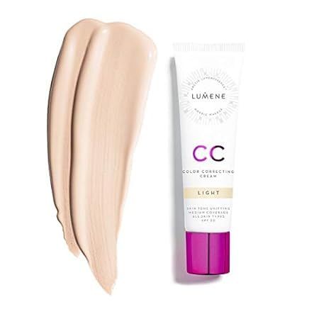 Tube de crème CC et échantillon de couleur. Inscription : CC Color Correcting Cream Light. Bouchon rose.
