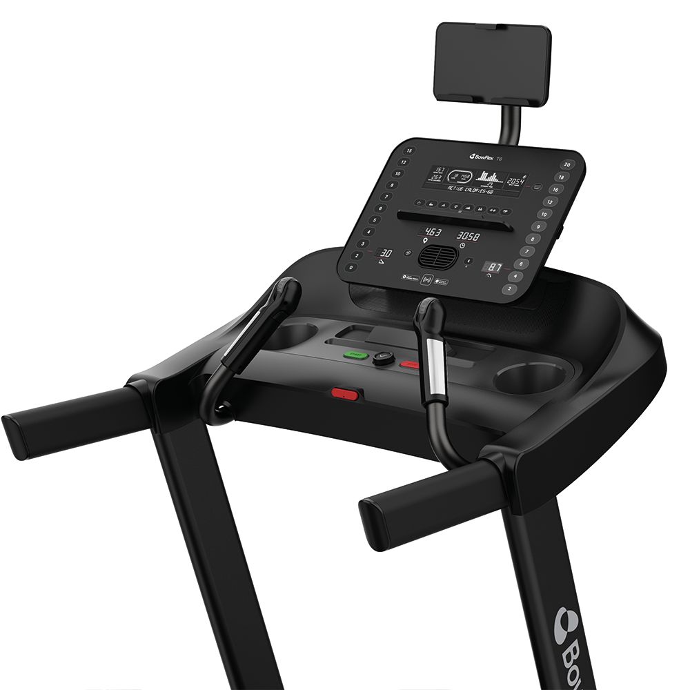 Close-up van de console van een zwarte loopband. Display, bedieningselementen en bekerhouder.