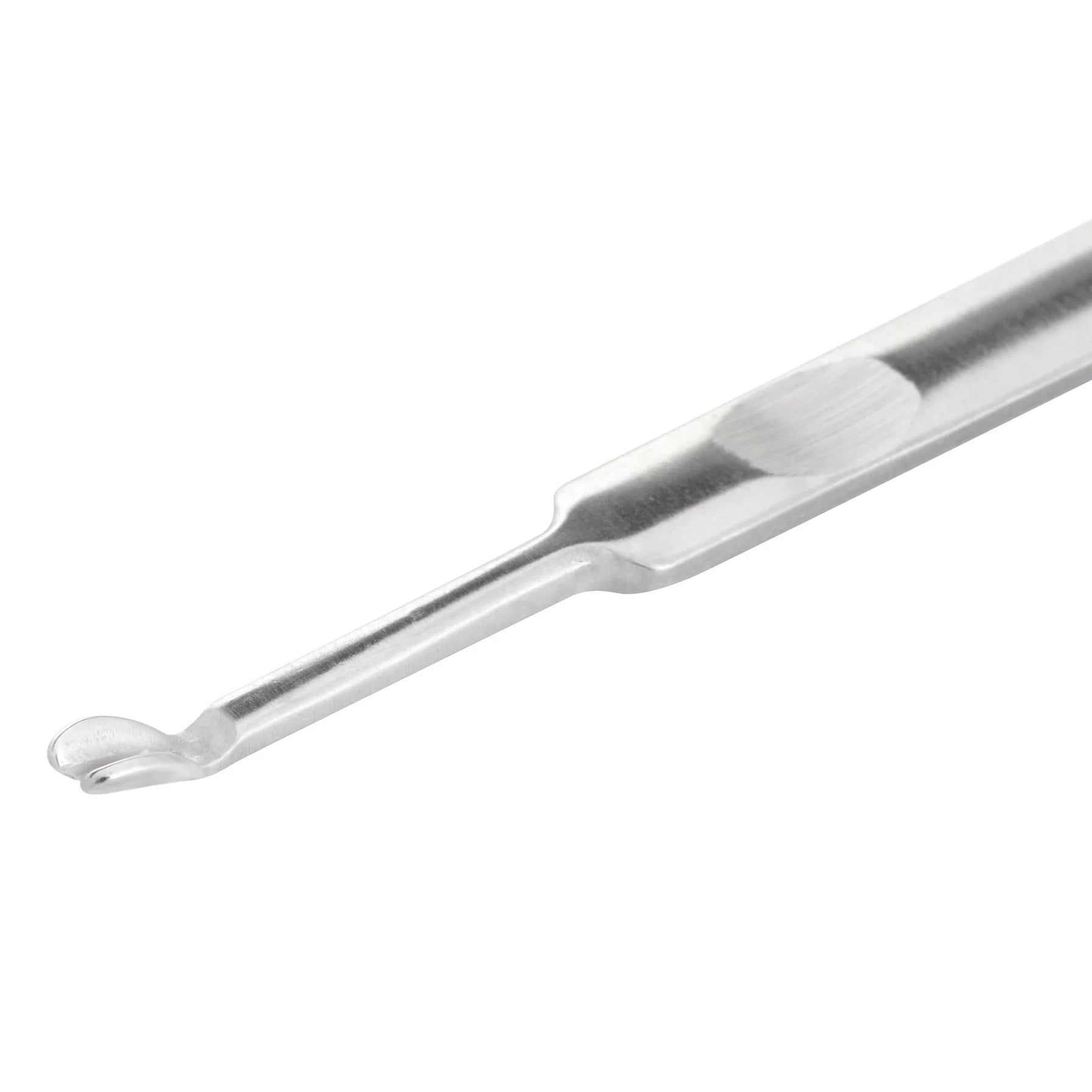 Instrument de manucure argenté avec pointe arrondie. Gros plan, isolé sur fond blanc.