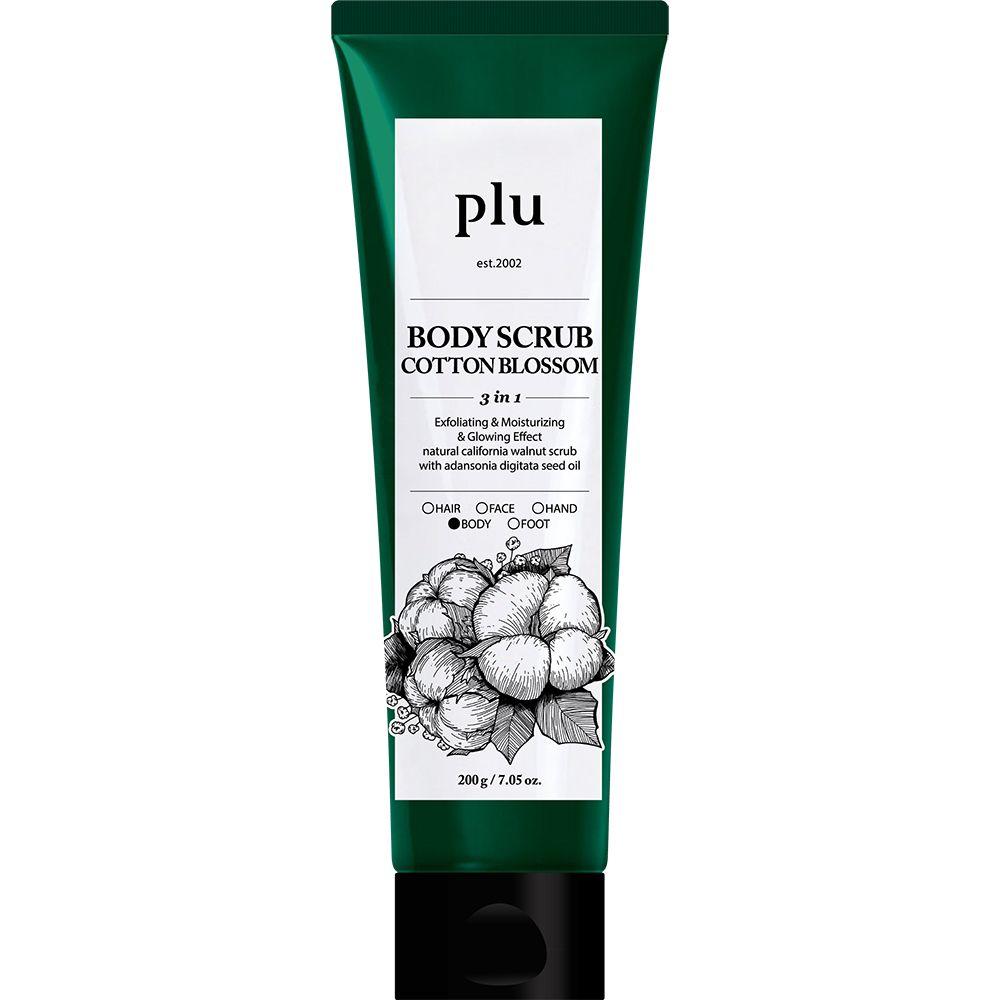 Tube verte avec étiquette blanche. Inscription : PLU, BODY SCRUB COTTON BLOSSOM. Illustration : fleurs de coton. Bouchon noir. 200g/7.05 fl.oz.