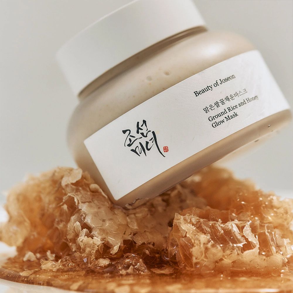 BEAUTY OF JOSEON Ground Rice and Honey Glow Mask naast honingraten.