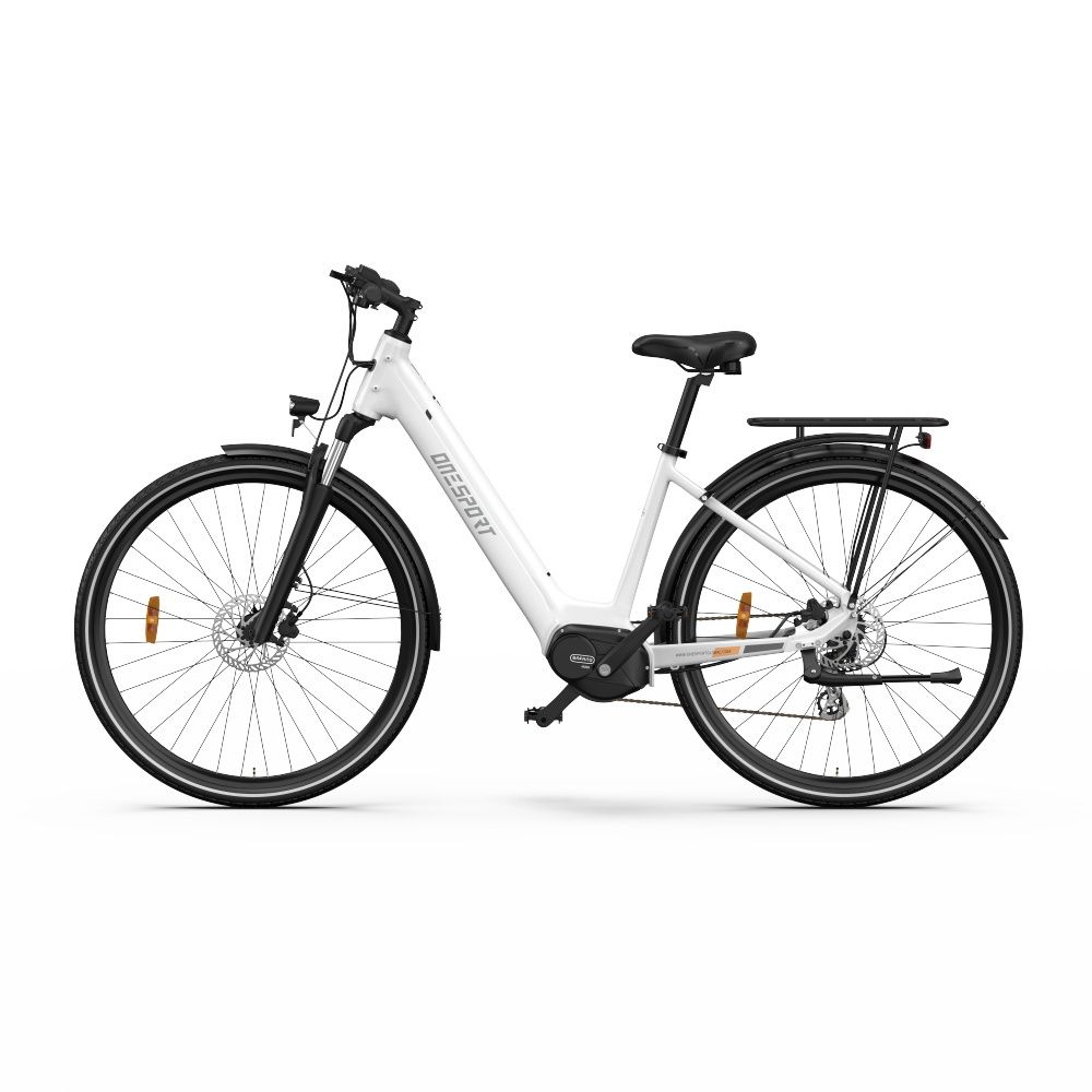 Vélo électrique blanc avec détails noirs. Porte-bagages, garde-boue et freins à disque. Marque : OneSport.