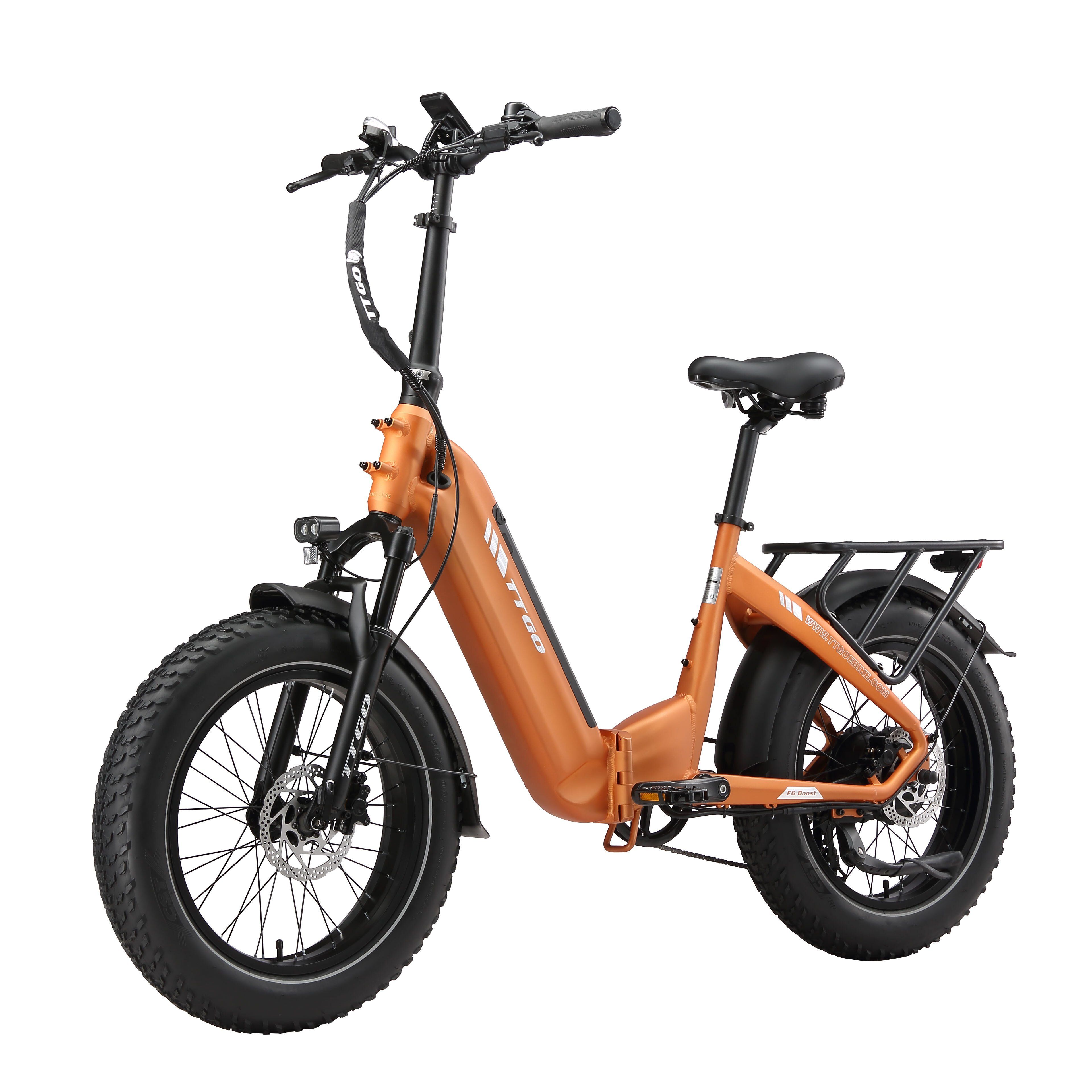 Vélo électrique pliable orange avec pneus noirs et porte-bagages. Marque TTGO visible.