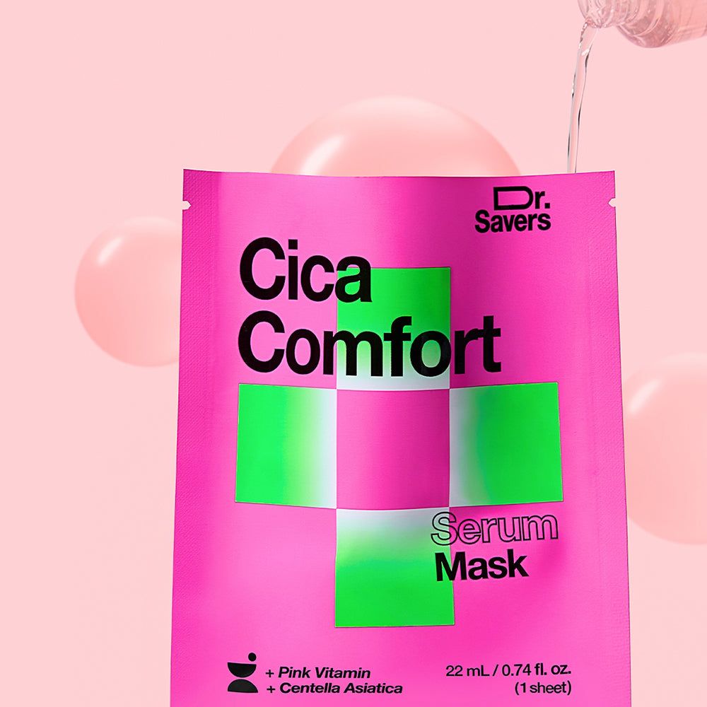 IT'S SKIN Dr. Savers Cica Comfort serummasker, roze verpakking, vloebaar serum wordt opgeschonken op de achtergrond.