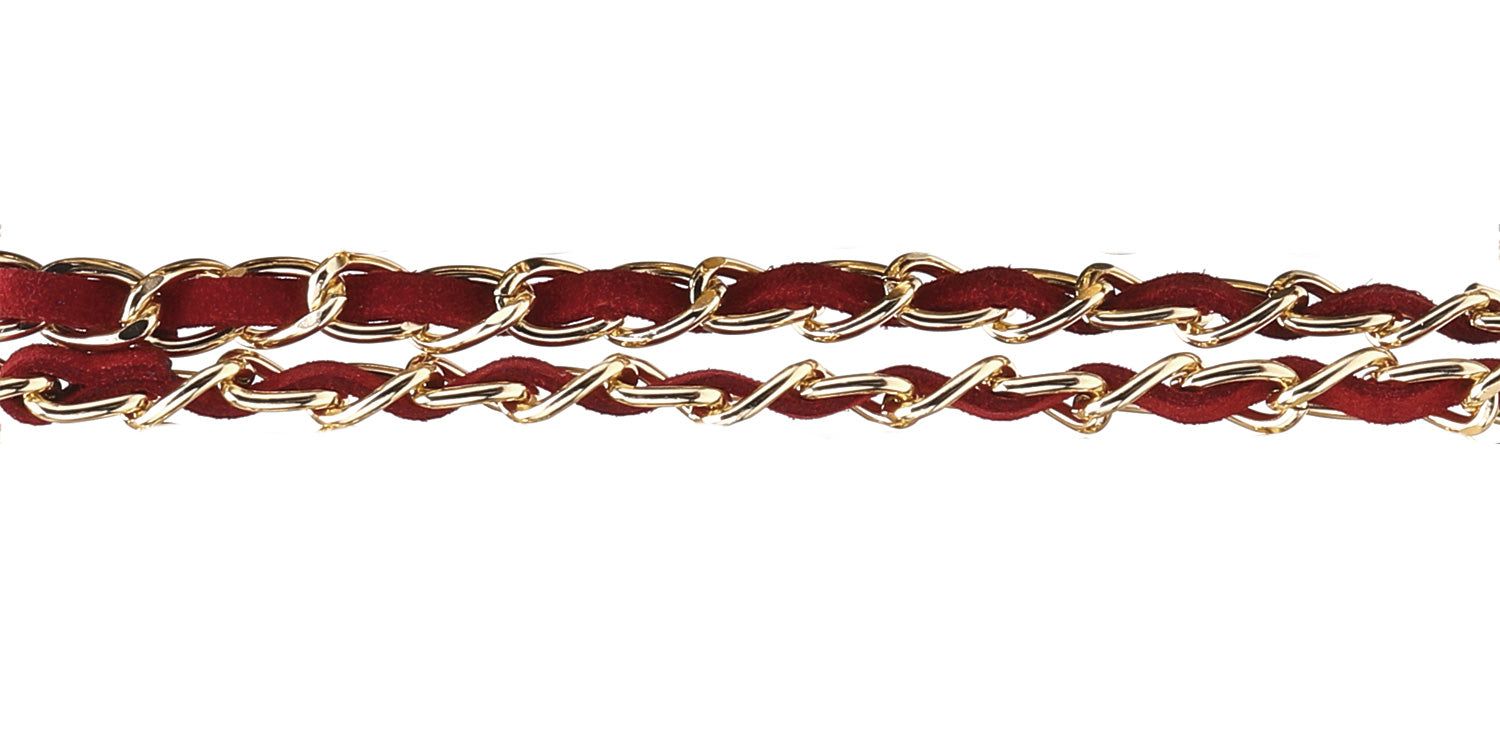 Gros plan d'un cordon à lunettes. Tissu rouge, maillons dorés. Vue détaillée.