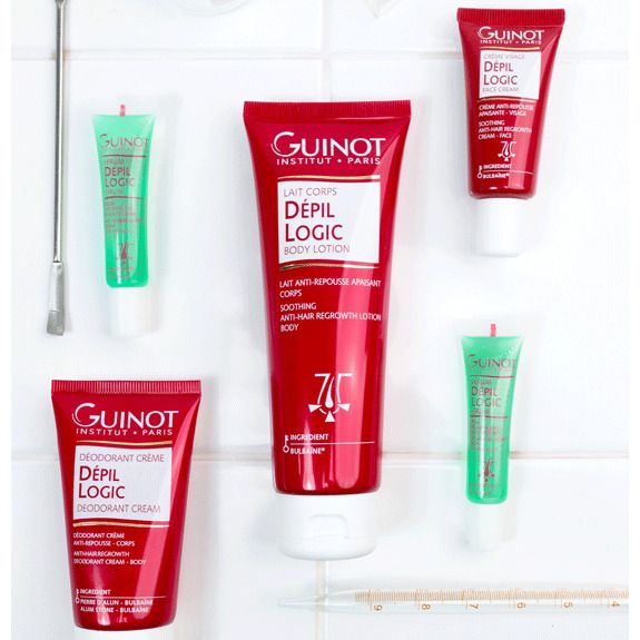 Verschillende tubes Guinot Depil Logic producten. Rode en groene tubes met witte sluiting. Opschrift: Depil Logic, Deodorant Crème, Body Lotion.