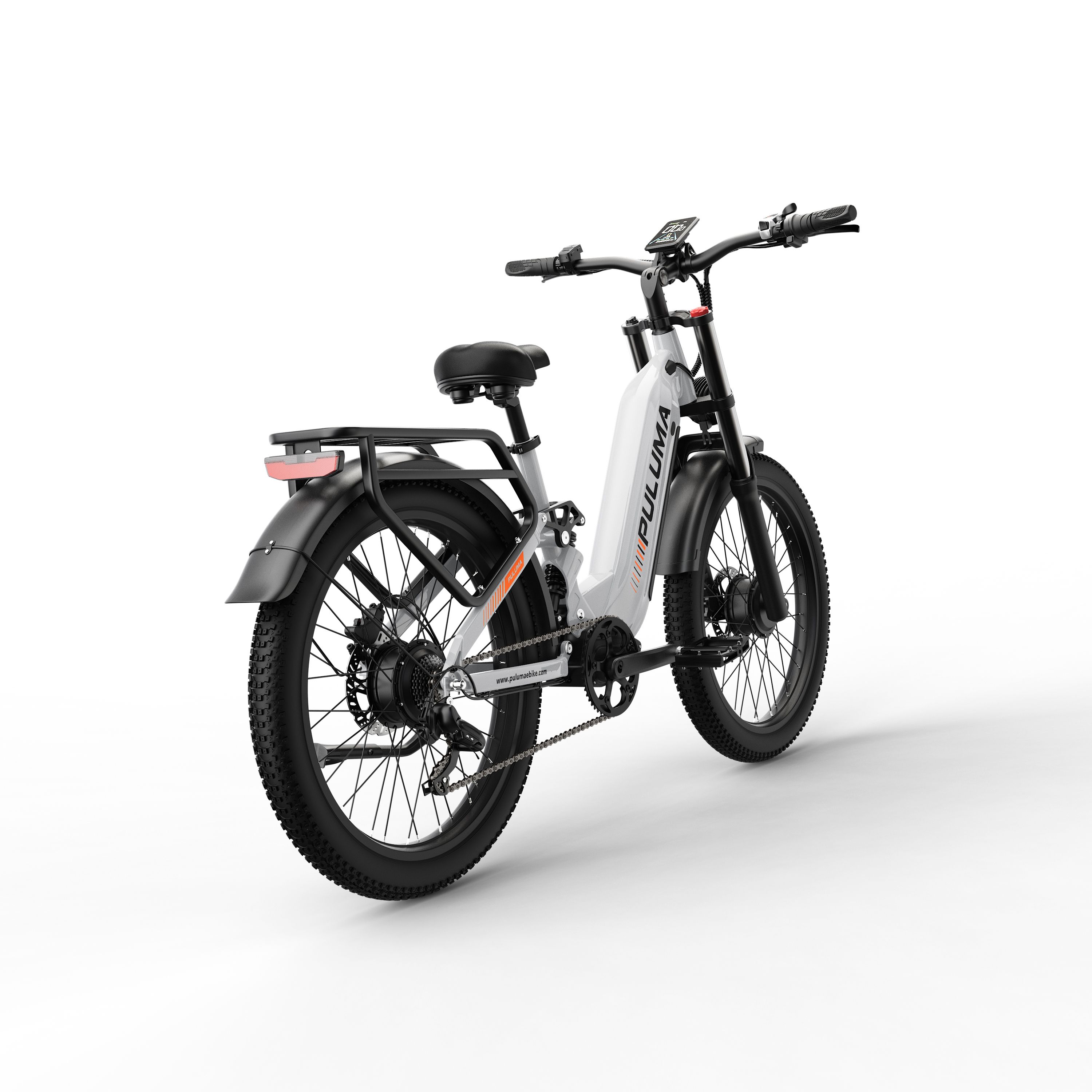 Elektrische fiets, wit met zwarte elementen. Merk PULUMA. Bagagerek, achterlicht, brede banden. Achteraanzicht.