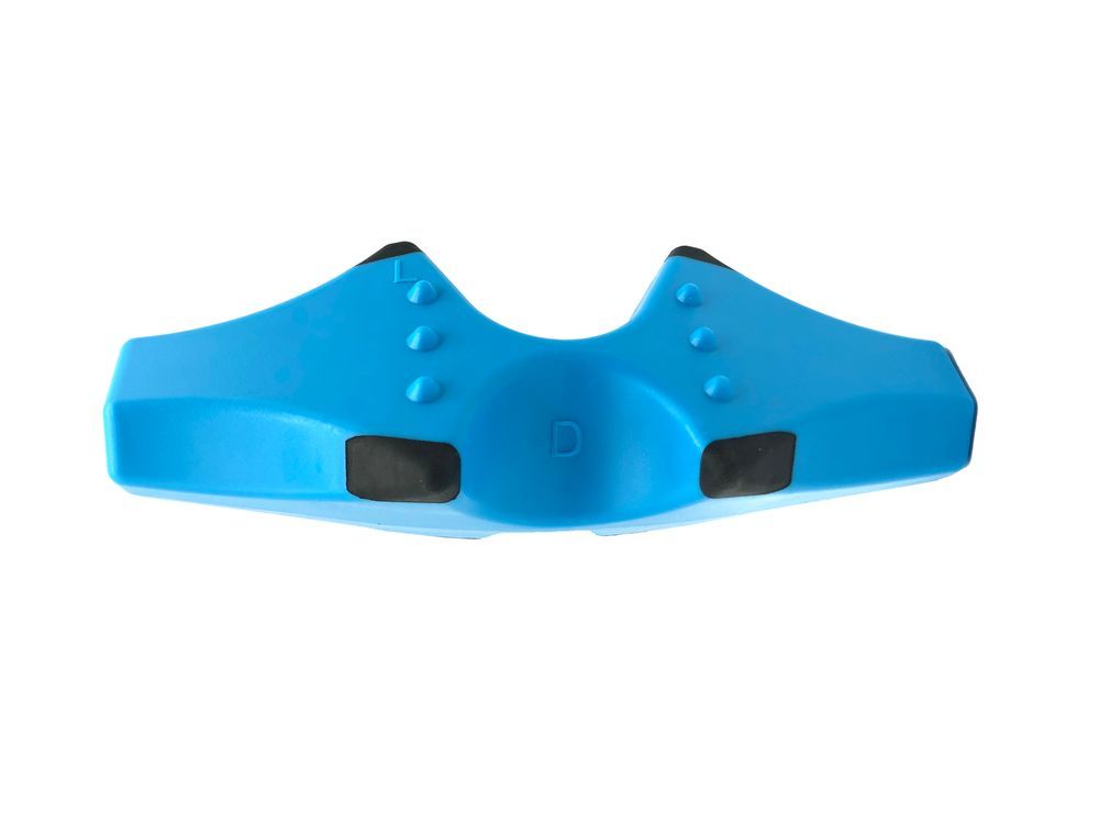 Appareil bleu ergonomique avec accents noirs et picots. Dépression ronde avec 'D'.