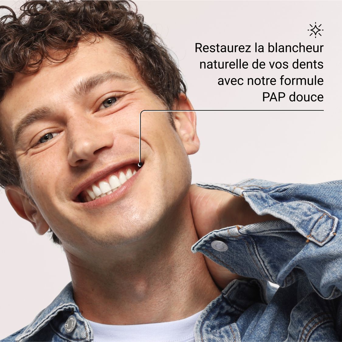 Un homme sourit. Texte: Restaurez la blancheur naturelle de vos dents avec notre formule PAP douce.