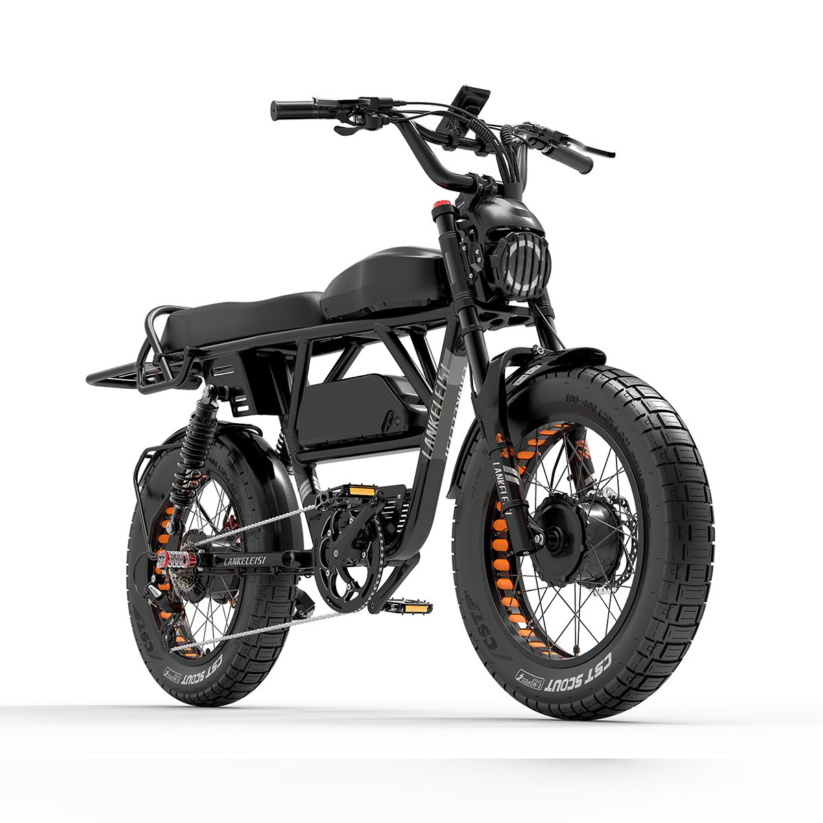 Zwarte elektrische fiets, vooraanzicht. Brede banden, koplamp, schijfremmen. Oranje details op de banden.