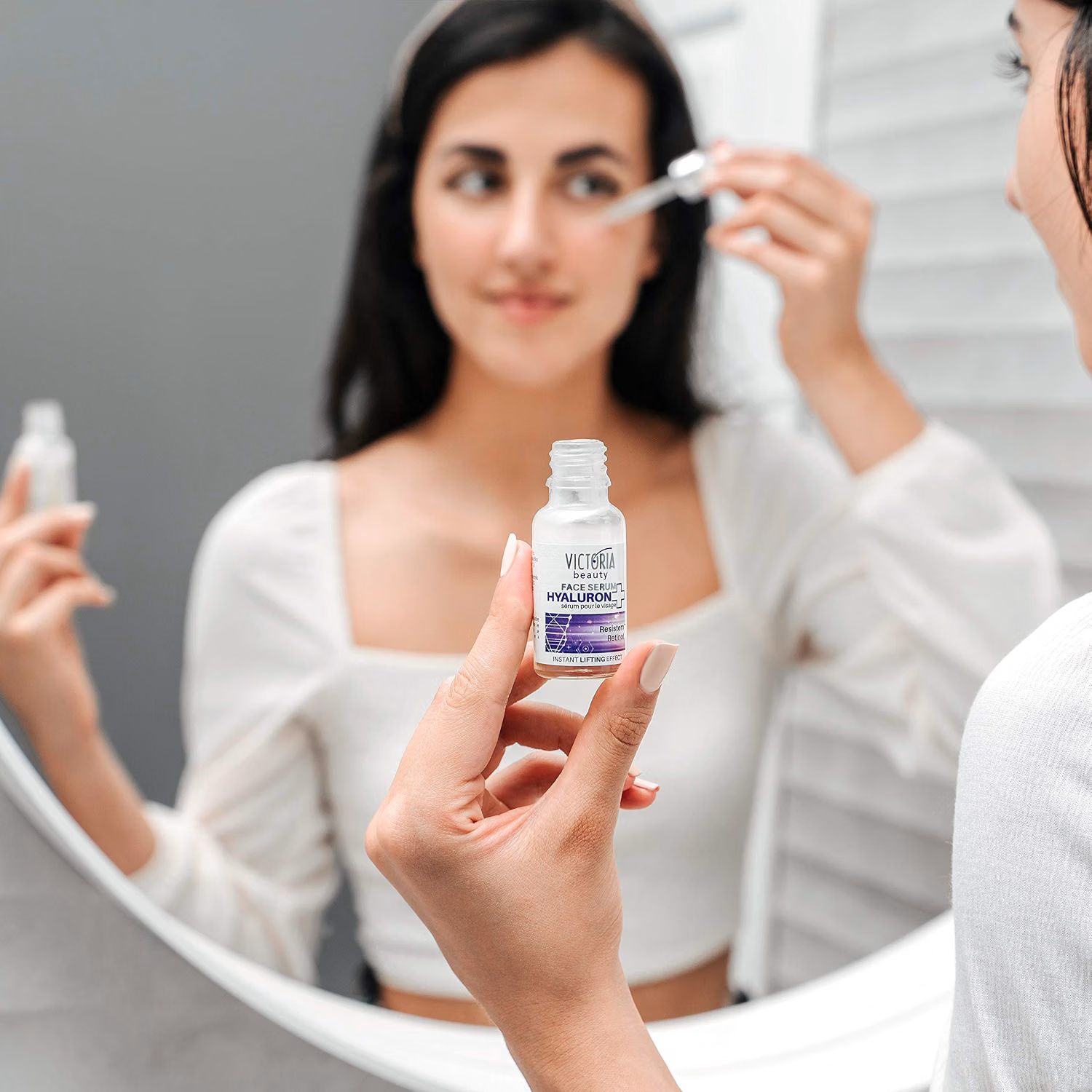 Victoria Beauty Hyaluron Serum en verpakking op blauwe achtergrond.