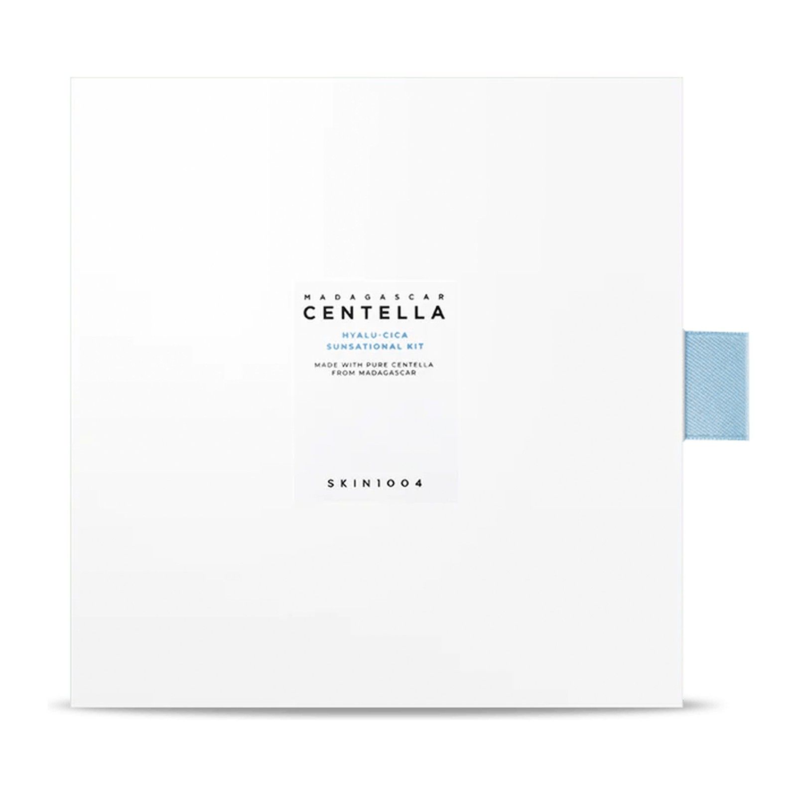 Gesloten witte doos van de SKIN1004 Madagascar Centella Set met blauw lint.