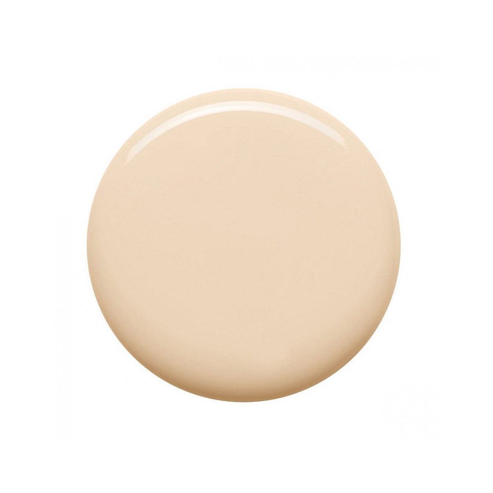 Tache ronde et brillante de vernis à ongles beige clair. Sur fond blanc.