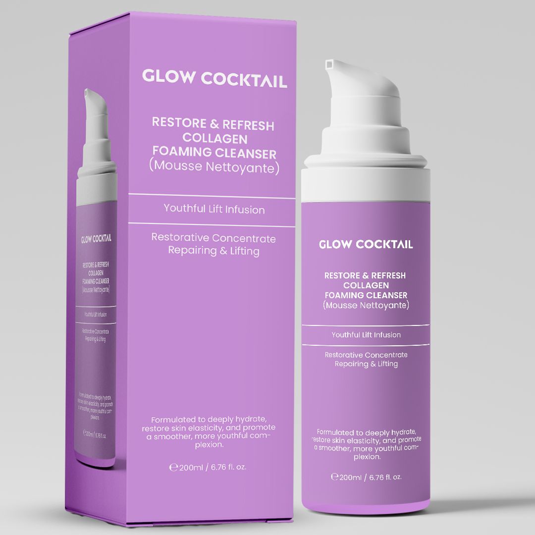 Paarse fles en verpakking met productinformatie. Opschrift: GLOW COCKTAIL, RESTORE & REFRESH COLLAGEN FOAMING CLEANSER (Mousse Nettoyante).