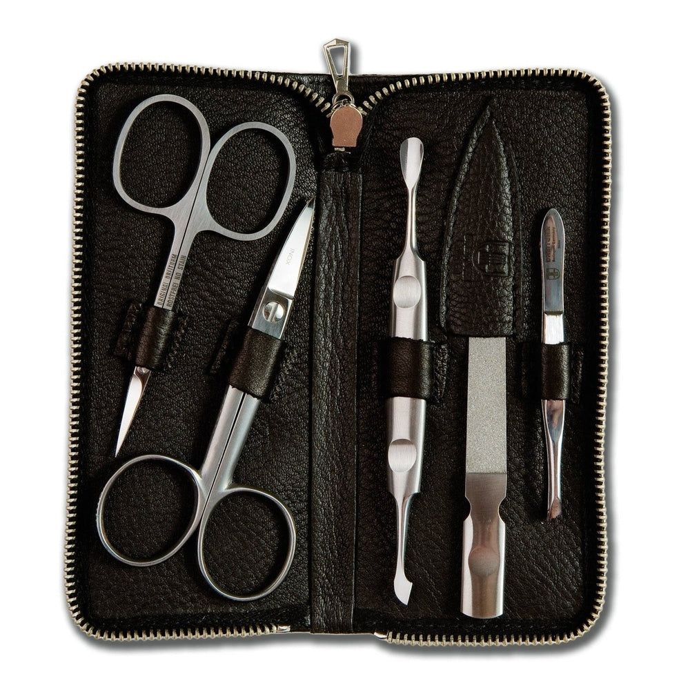 Zwarte manicure set in leren etui met rits. Bevat schaar, nagelvijl en andere tools.