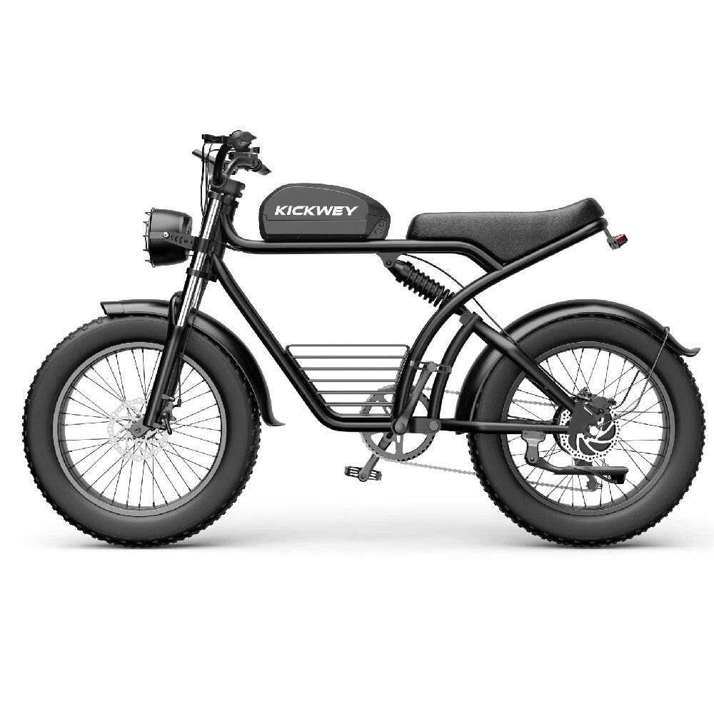 Zwarte e-bike met brede banden. Bagagerek met KICKWEY-logo. Koplamp en achterlicht. Zwart frame.