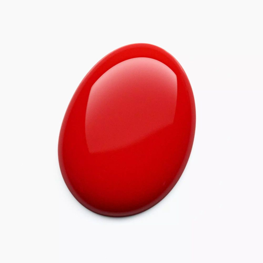 Goutte de vernis à ongles rouge sur fond blanc. Forme ovale brillante.