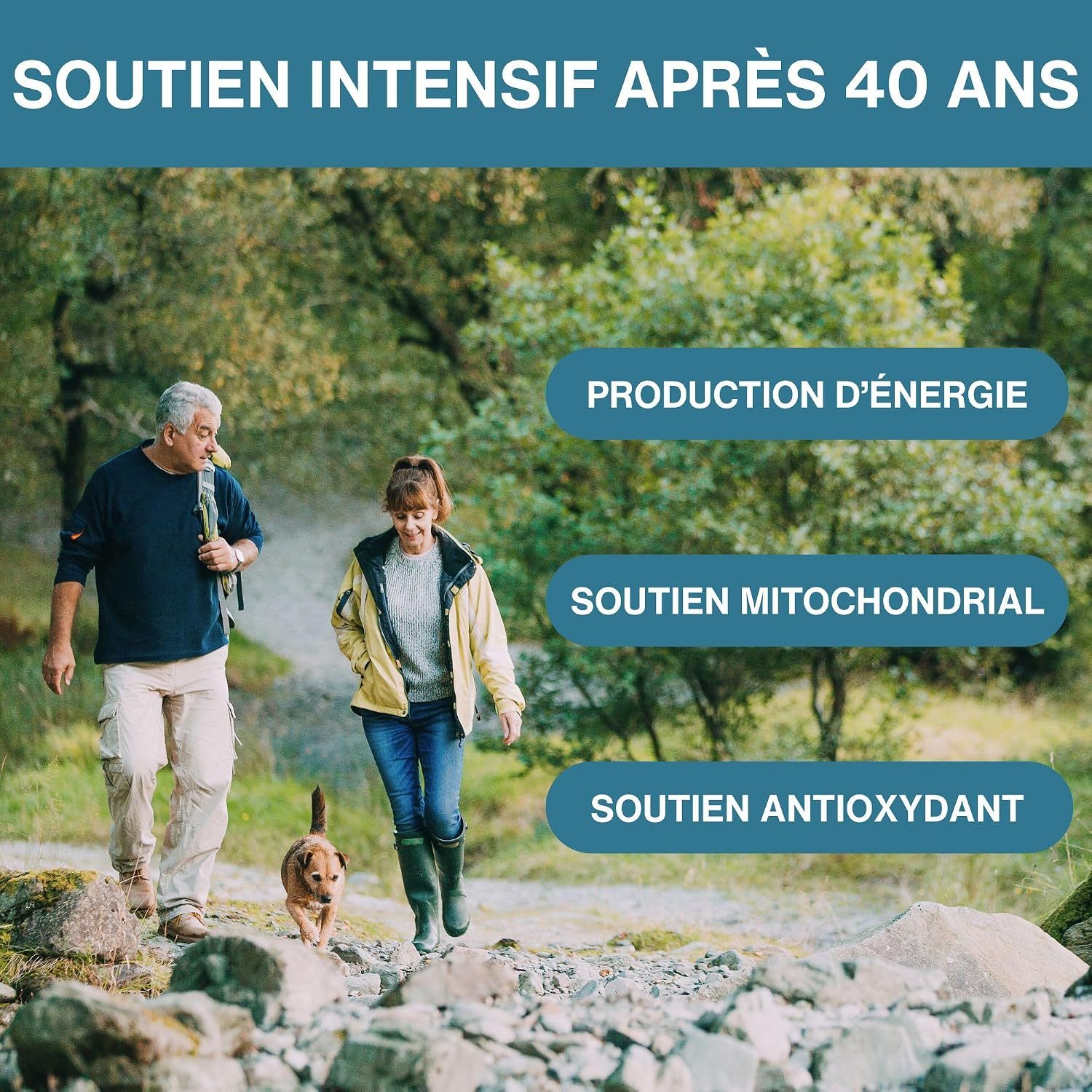 Couple âgé randonnant, soutenu par l'énergie et les antioxydants.