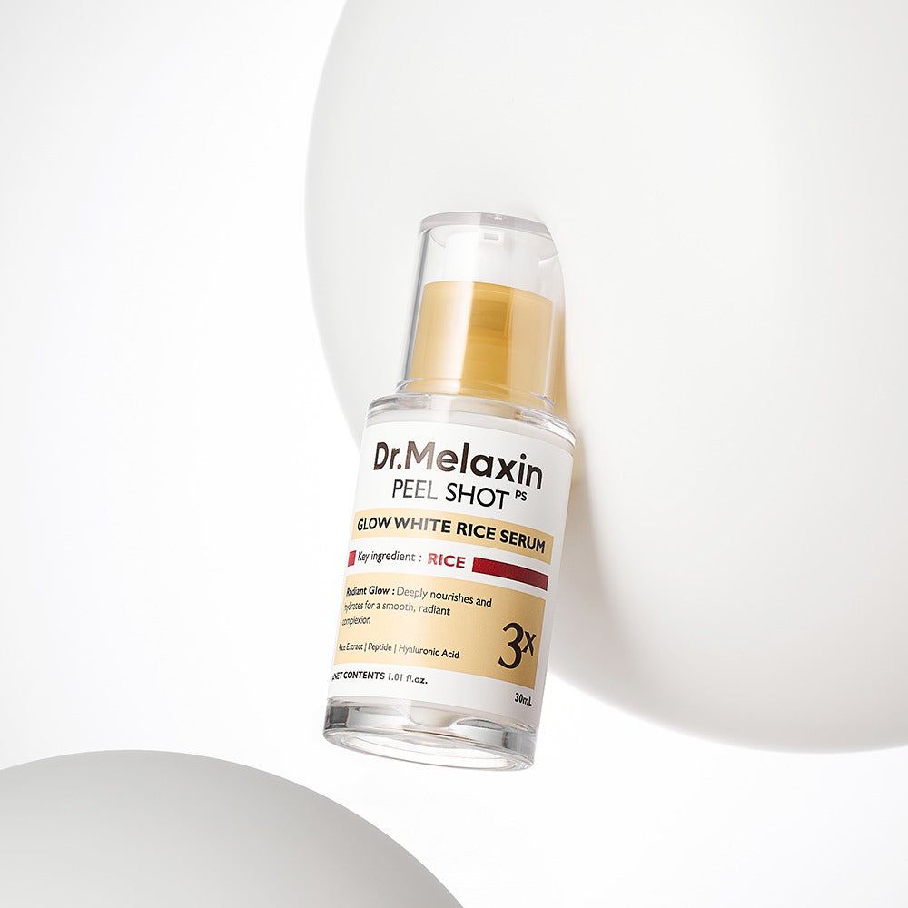 Serumfles met gouden dop. Opschrift: Dr. Melaxin Peel Shot, Glow White Rice Serum. 3x-markering.
