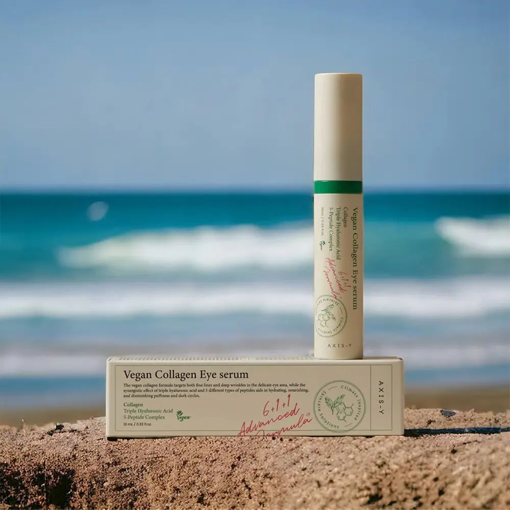 Produit et emballage sur la plage. Texte : Vegan Collagen Eye Serum, AXIS-Y.