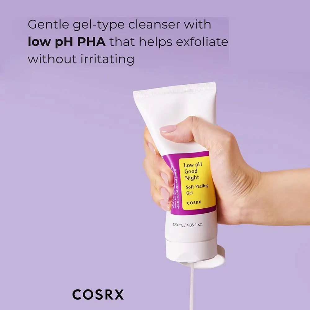 Main tenant un tube. Inscription : Low pH Good Night Soft Peeling Gel. Marque COSRX. Gel s'écoulant du tube.