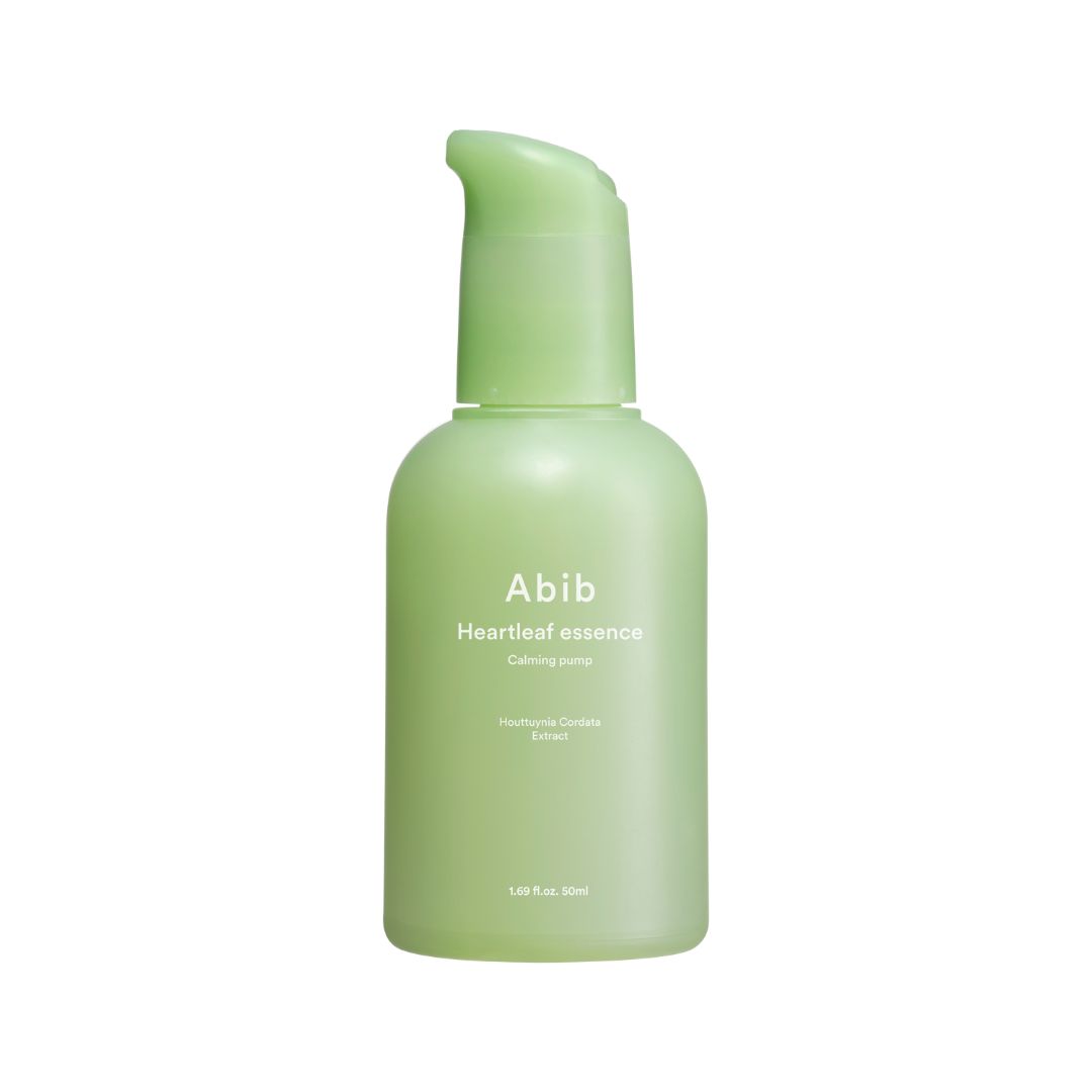 Flacon vert avec pompe. Inscription : Abib Heartleaf essence Calming pump. Contient de l'acide hyaluronique. En bas : 1,69 fl. oz. 50 ml.