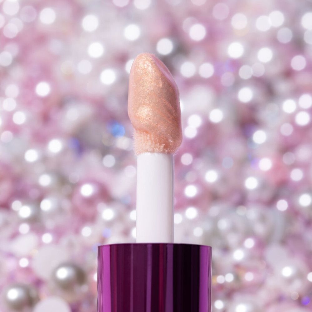 Close-up van de applicator van de Essence Pearly Potion lipgloss. De applicator heeft een roze punt.