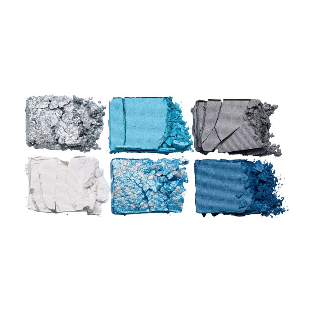 Zes kleurstalen van het Tiny Treasures oogschaduwpalet. Kleuren: wit, zilver, blauw, grijs en donkerblauw. Textuur: poeder.