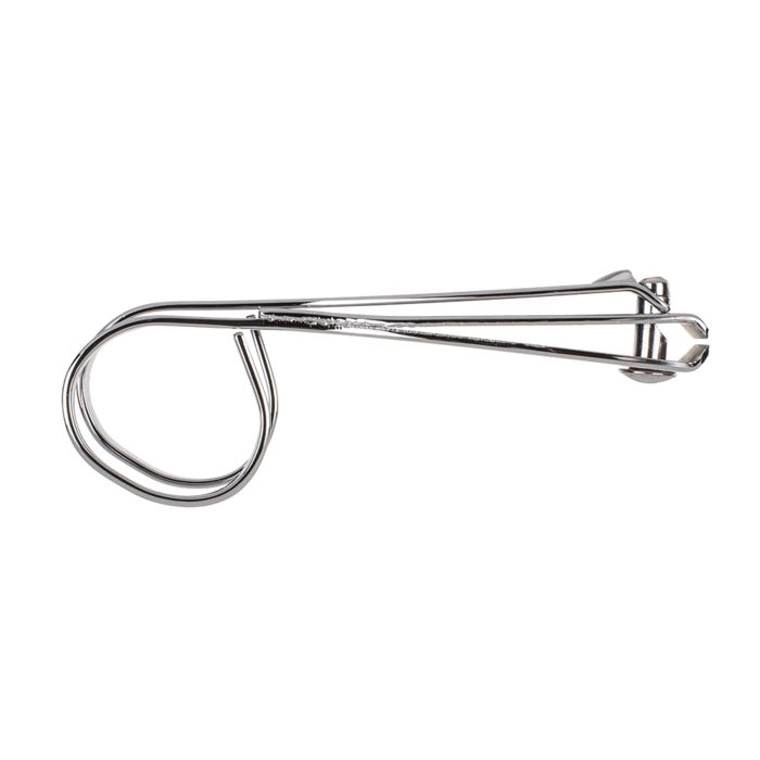 Zilverkleurige nagelknipper met twee handgrepen en een gebogen snijkant.