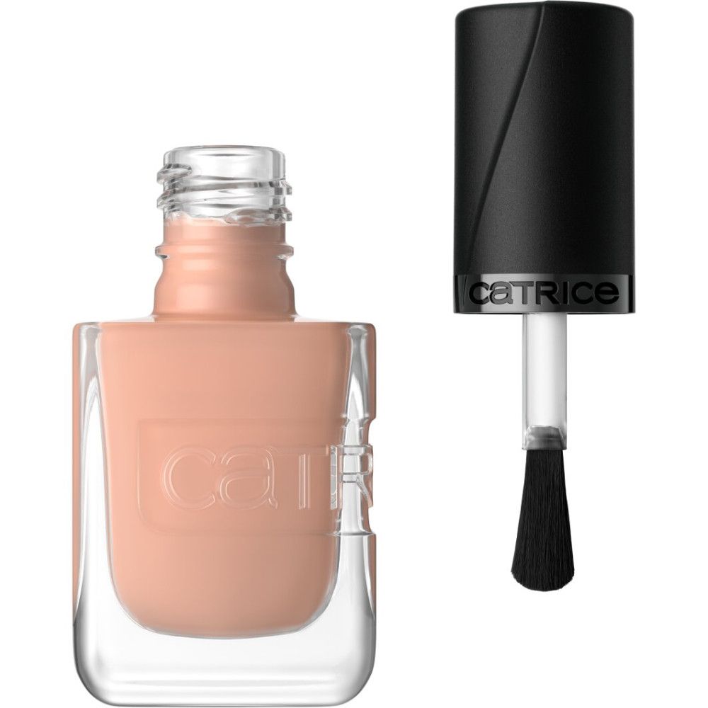 Een licht perzikkleurige nagellak in een glazen fles met een zwarte dop en kwast. Het merk 'catrice' is in de fles gedrukt.