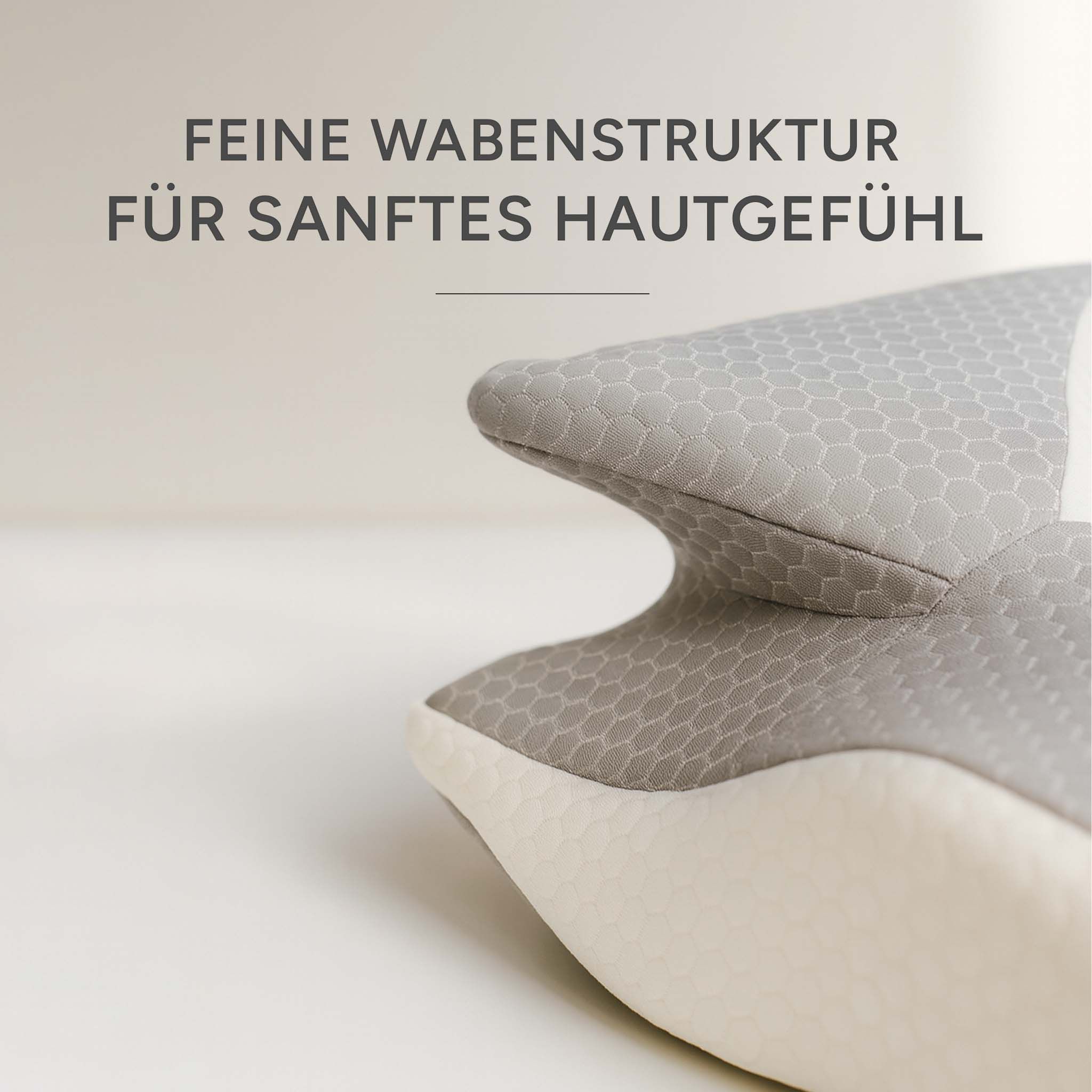 Close-up van het orthopedisch nekkussen. Grijs oppervlak met honingraatstructuur. Witte randen.