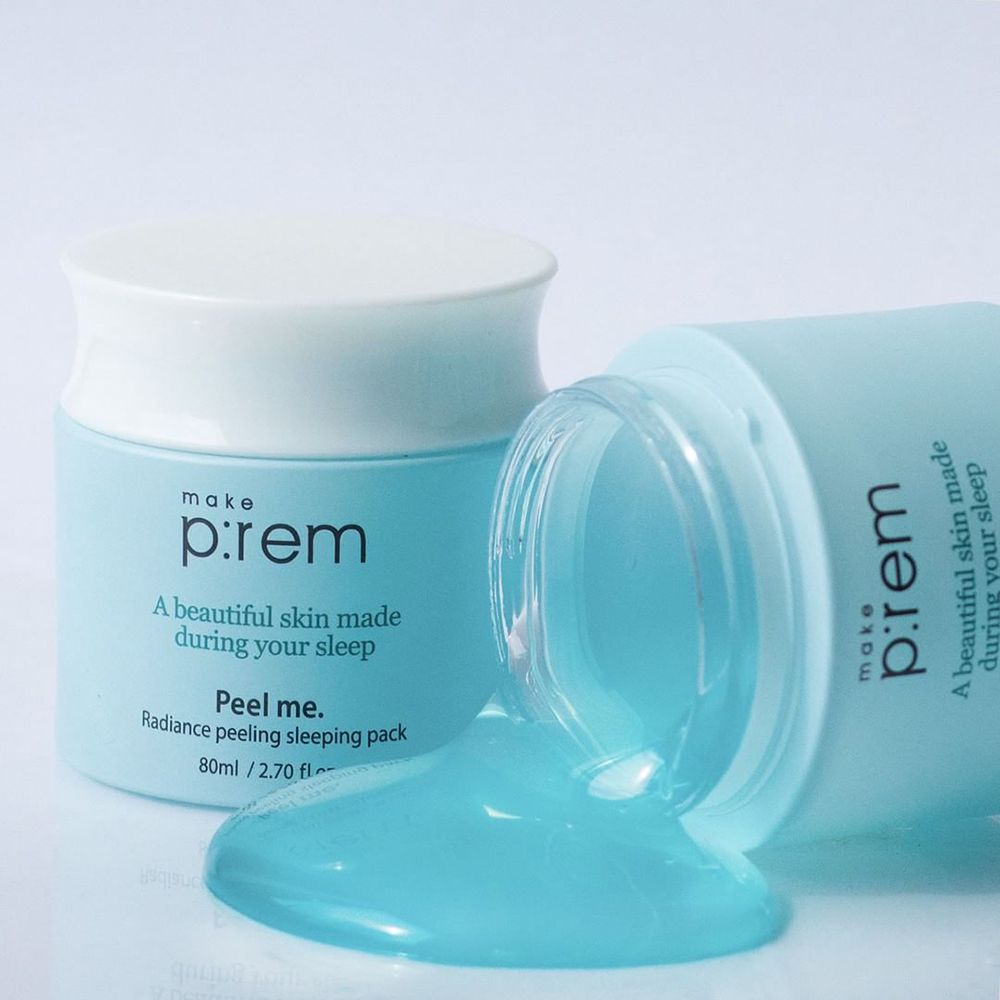 Twee lichtblauwe potten, één omgekiept, gel loopt eruit. Opschrift: make p:rem, Peel me. Radiance peeling sleeping pack.