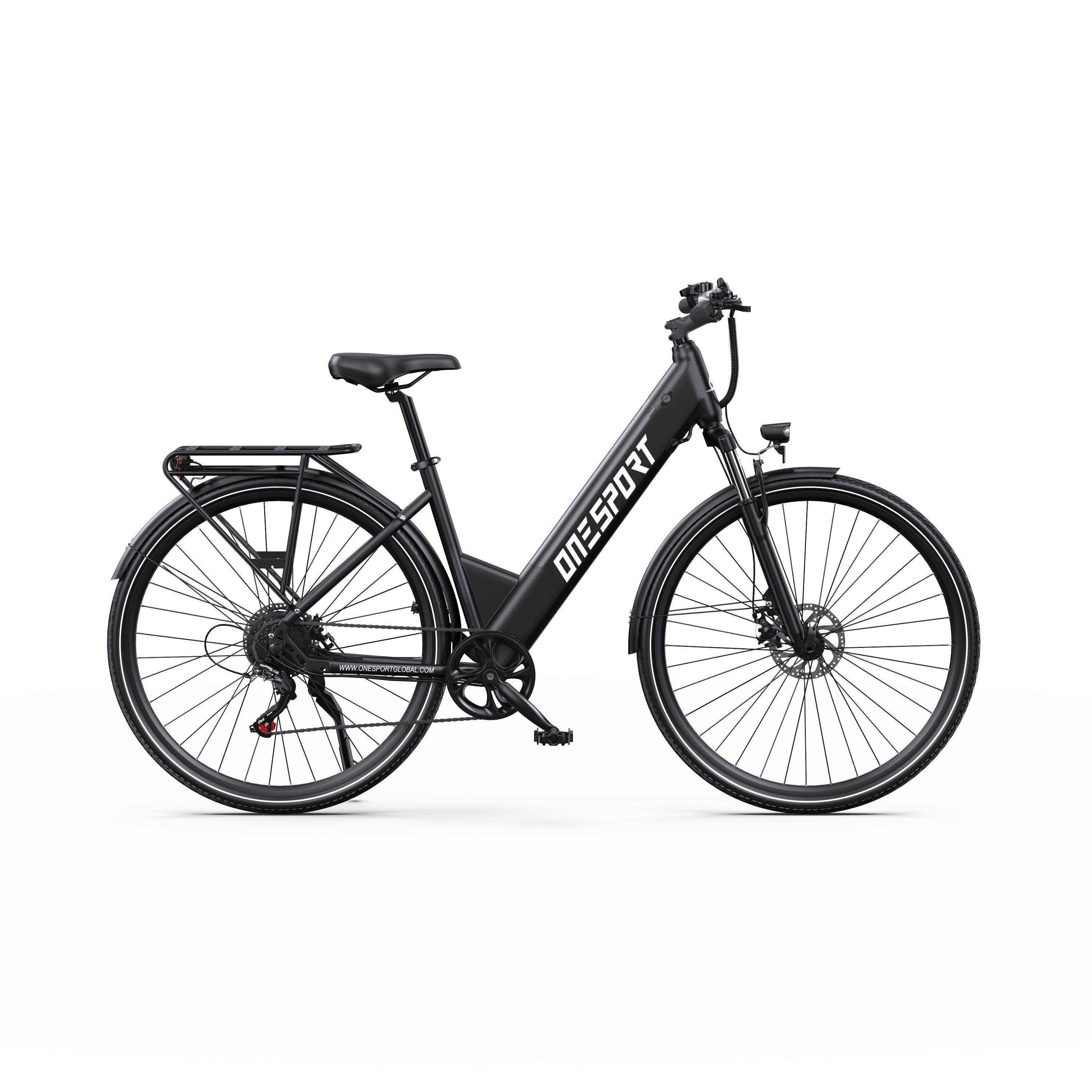 Vélo électrique noir avec le mot ONESPORT. Porte-bagages, garde-boue et phare sont visibles.