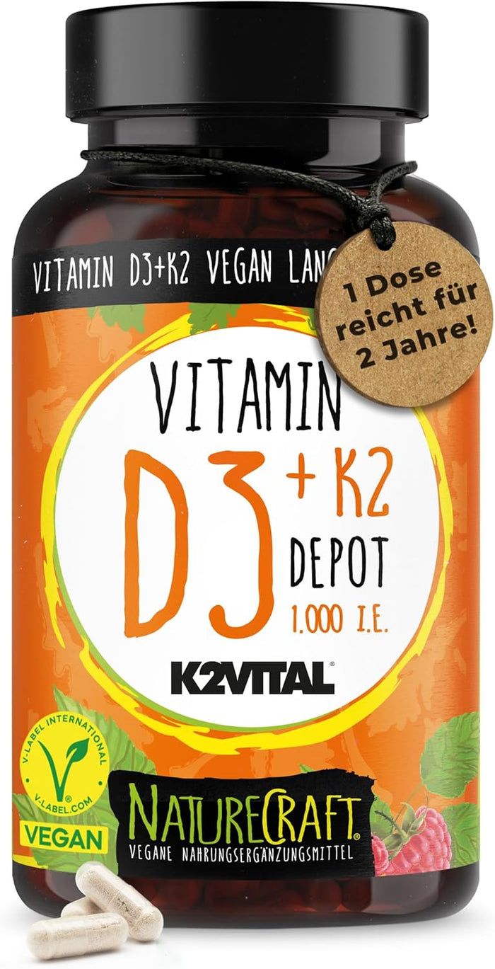 Flacon brun avec gélules. Inscription : Vitamine D3+K2 Depot, 1.000 UI, K2VITAL, NatureCraft. Label végan. Étiquette bois : 1 dose pour 2 ans !