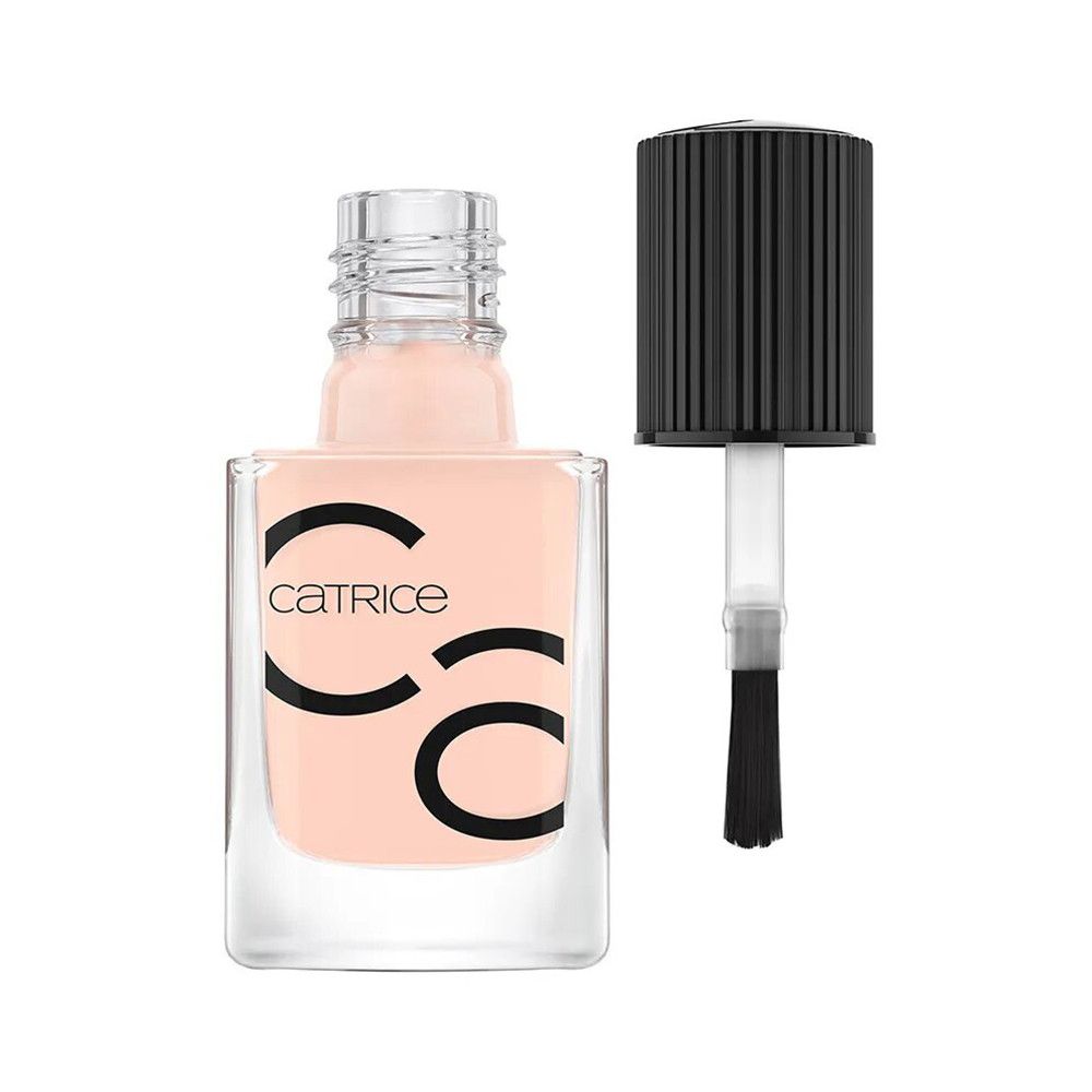 Flacon de vernis à ongles ouvert. Vernis rose clair, bouchon noir et pinceau. Marque Catrice visible.