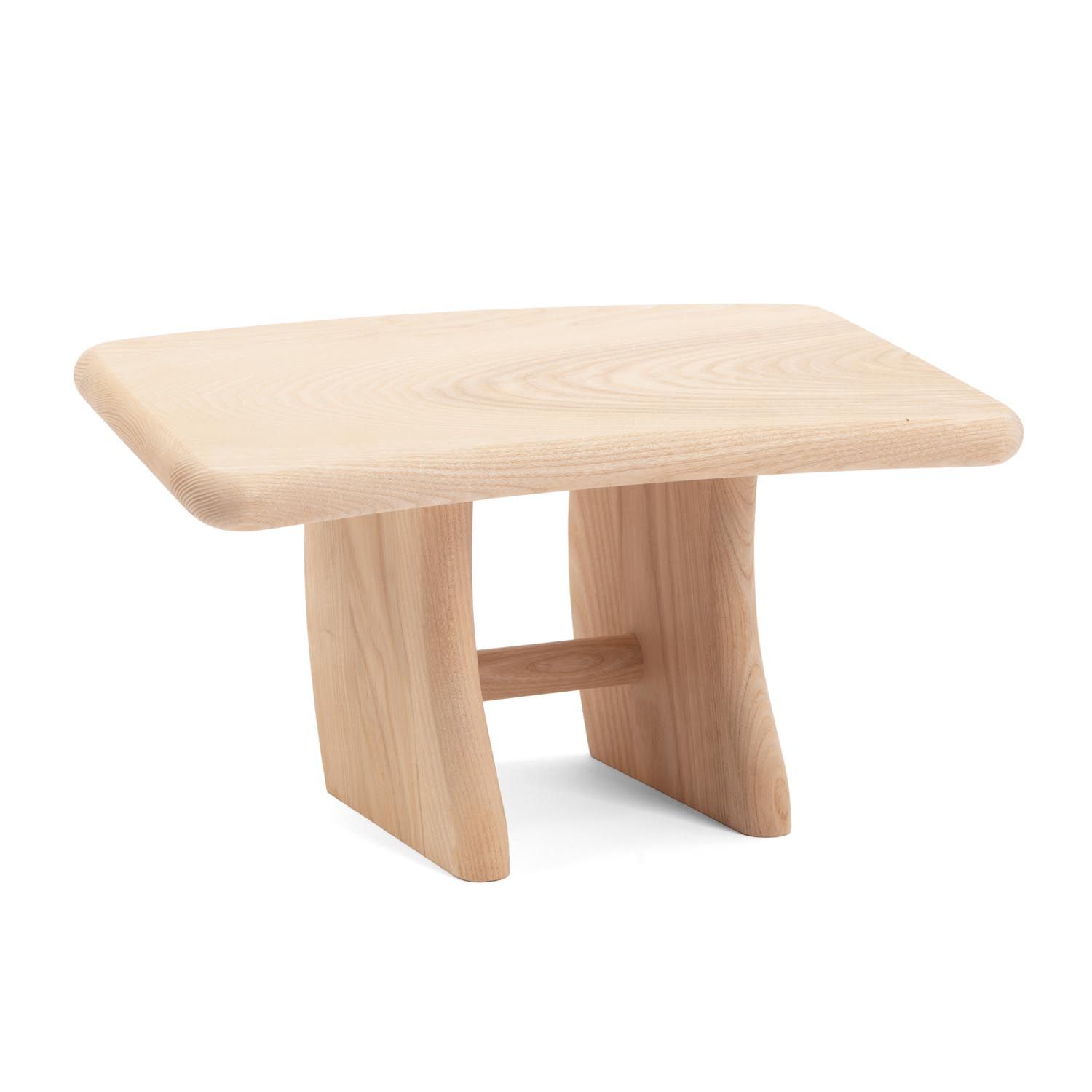 Kruk van licht hout met afgeronde zitting en gebogen poten. Dwarsbalk tussen de poten.