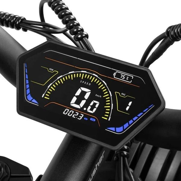 Écran de vélo affichant vitesse, batterie et autres informations. Fond noir.