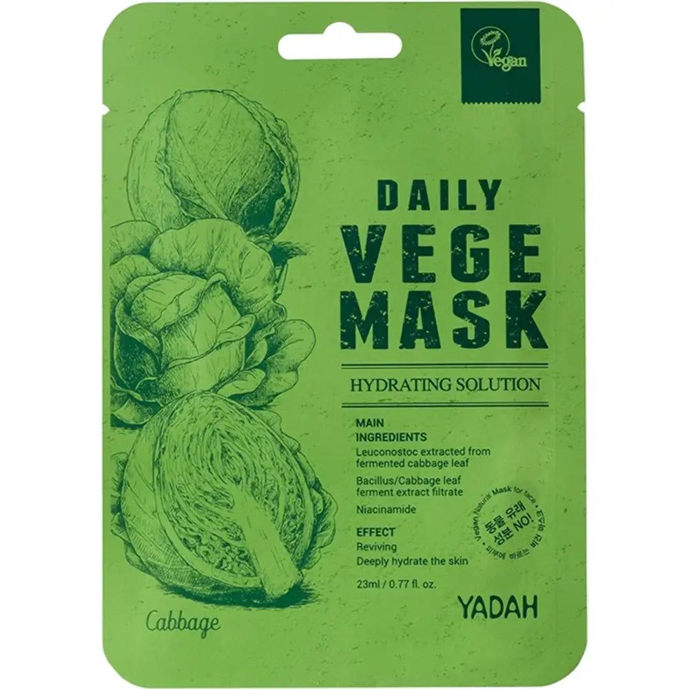 Groen gezichtsmasker met opdruk "DAILY VEGE MASK". Illustraties van kool. Tekst: "YADAH", "Vegan".