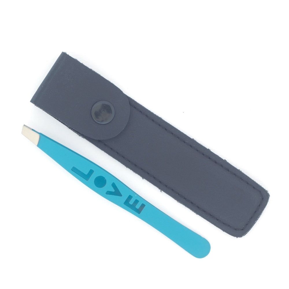 Pince à épiler turquoise avec pointes biseautées et étui en cuir noir. Le mot LOVE est inscrit sur la pince.