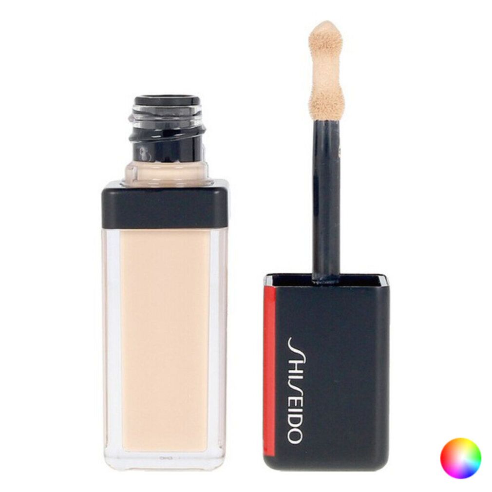 Beige concealer in rechthoekige fles met zwarte dop. Applicator met spons tip. Shiseido logo.