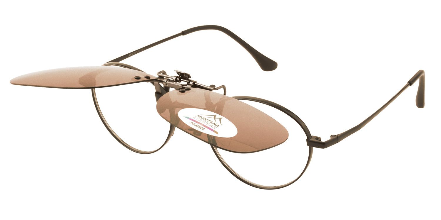 Lunettes de soleil avec verres bruns relevés. Monture noire. Le logo Montana Eyewear est visible sur un verre.