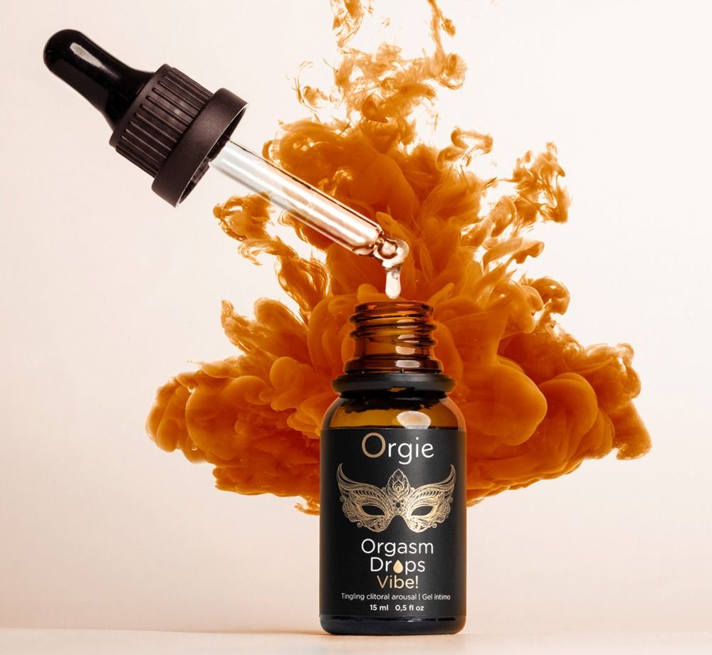 Bruine fles met druppelaar. Productnaam: Orgie Orgasm Drops Vibe! Druppels vallen in de fles. Achtergrond: oranje rook.