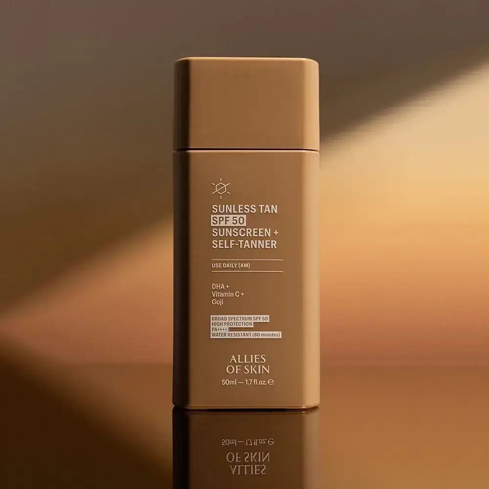 Fles met ALLIES OF SKIN Sunless Tan SPF 50 Zonnebrandcrème en zelfbruiner, in gouden licht.